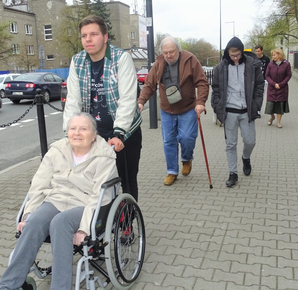 Młodzież z SOW Dom przy Rynku wraz z Seniorami idą do Tyflogalerii