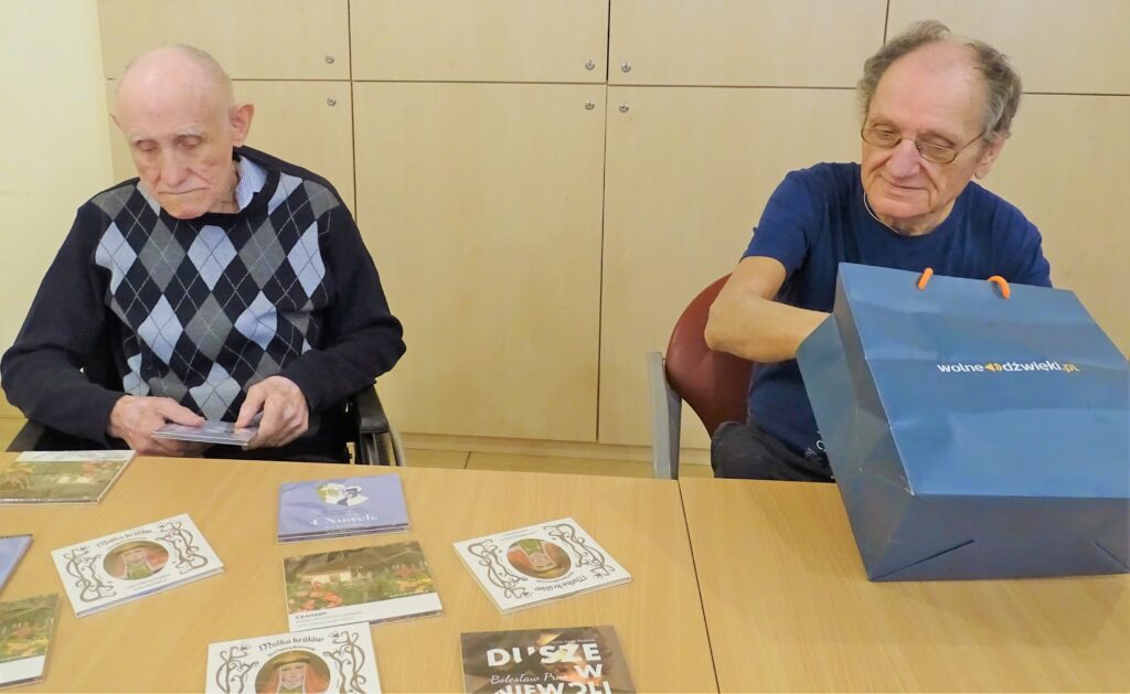 Dwóch mężczyzn przeglądających płyty cd