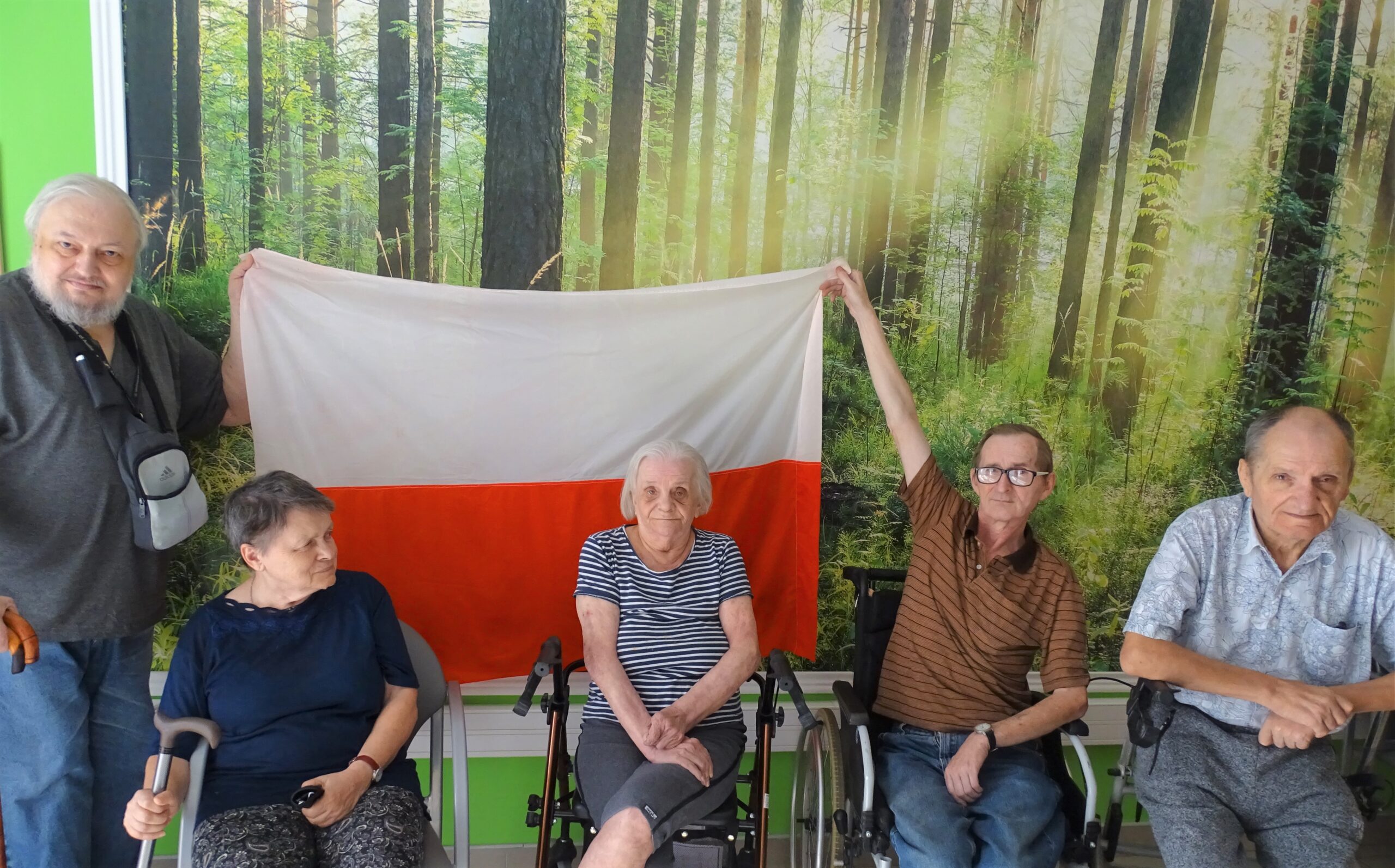 Seniorzy z rozwieszoną Fagą Polski